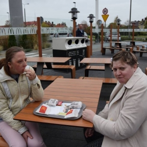 Pani Angelika i Pani Ela konsumują pyszności z McDonald