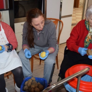 Pani Marysia Pani Angelika oraz pani Stefcia podczas krojenia ziemniaków
