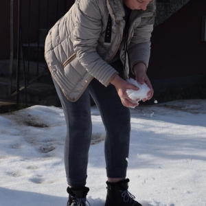 Angelika podczas zabaw śnieżkami
