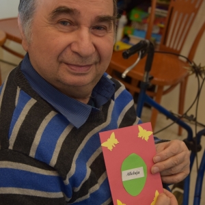 Pan Zbyszek ze swoją kartką świąteczną